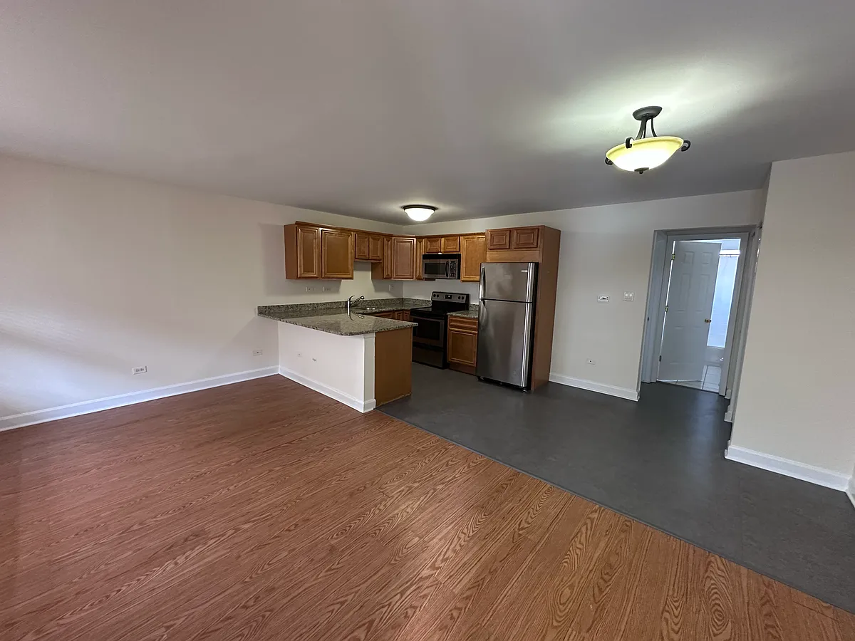 Building Photo - 1004 Des Plaines Ave