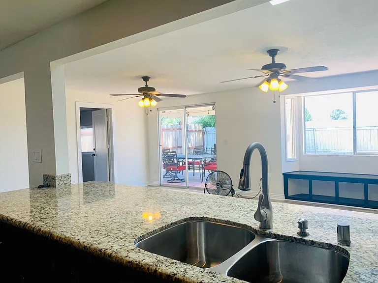 1117 Holly Ave — Photo 3