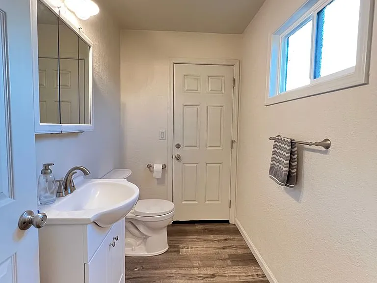570 E North St — Photo 15