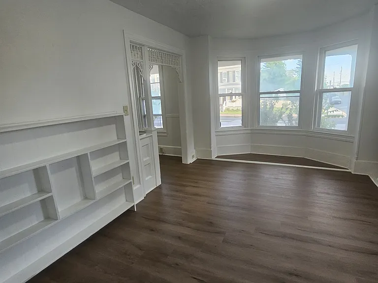 102 E York St — Photo 12