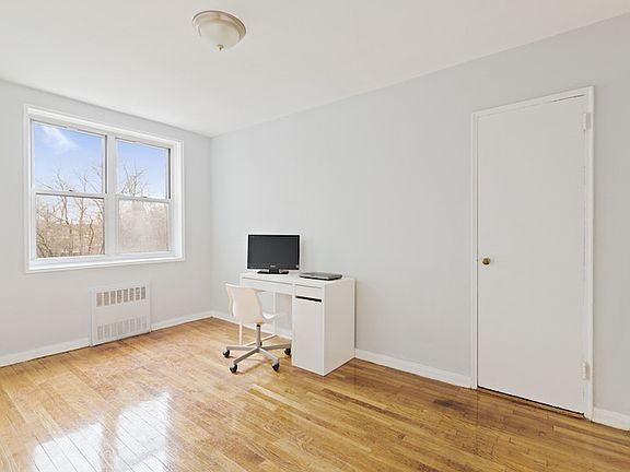 5th image of 480 Riverdale Ave