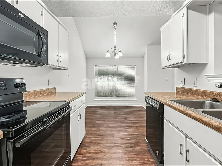 20 Carlisle Ln — Photo 3