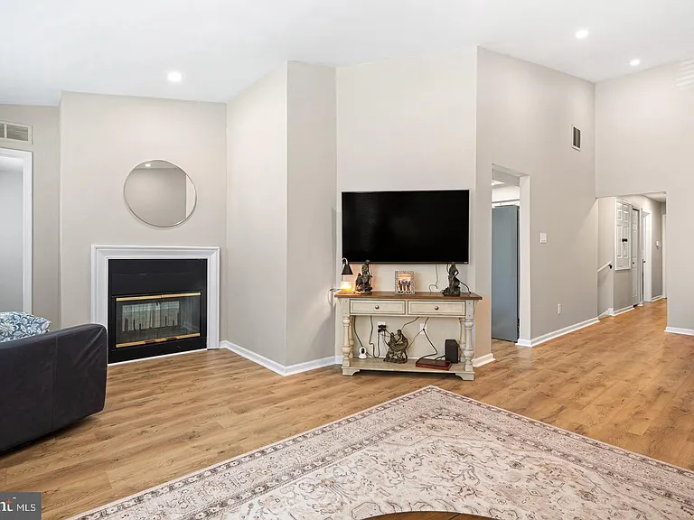 107 Sweetwater Dr — Photo 2