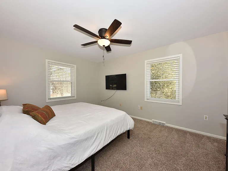 1538 W Liebau Rd — Photo 24