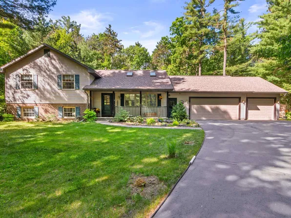 N2040 Majestic Pines Cir, Wautoma, WI 54982