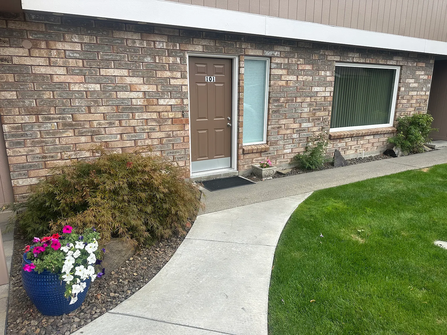 3 bed, 1.5 bath, 2000 sqft, $1,900 — Photo 3