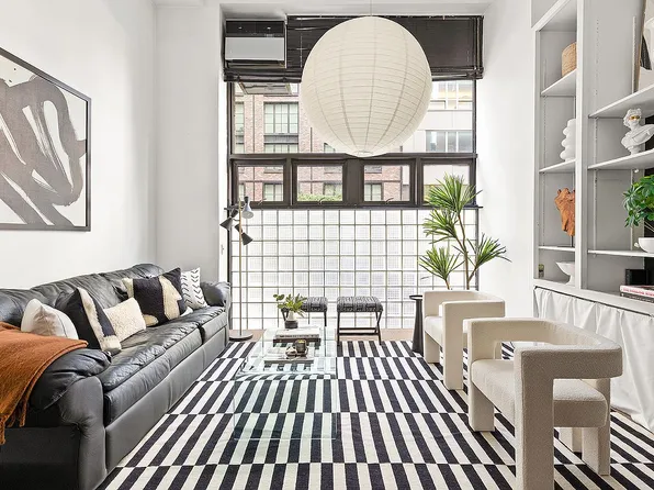 536 W 43rd St APT 1B, New York, NY 10036