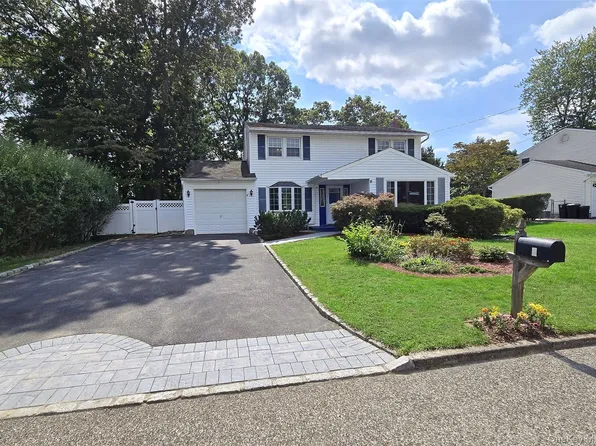 8 Corvette Road, Selden, NY 11784