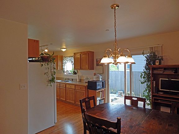 4th image of 2407 Arbutus St