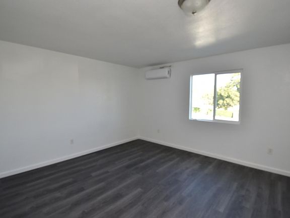 2nd image of 880 41st St