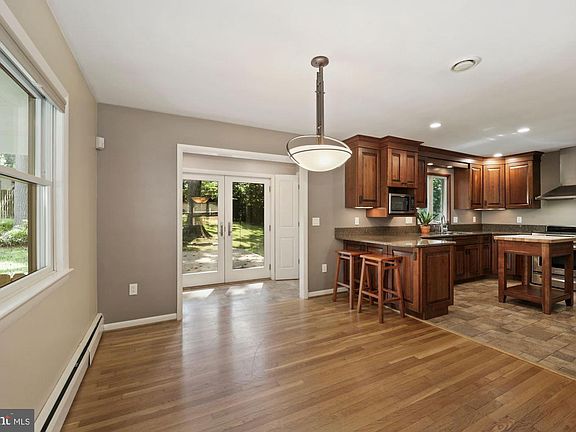 4th image of 15904 Bradford Dr