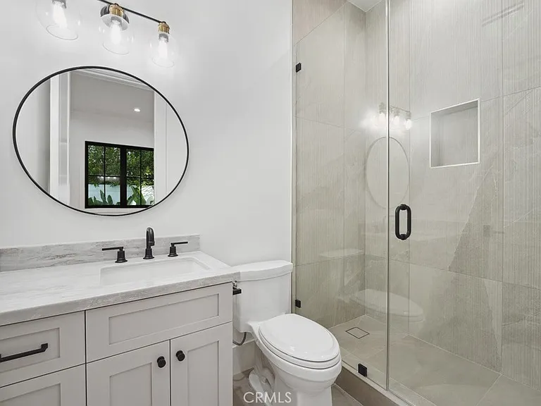 4539 Longridge Ave — Photo 14