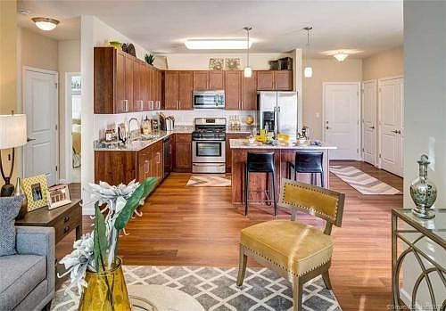 4th image of 10 Glastonbury Blvd #1