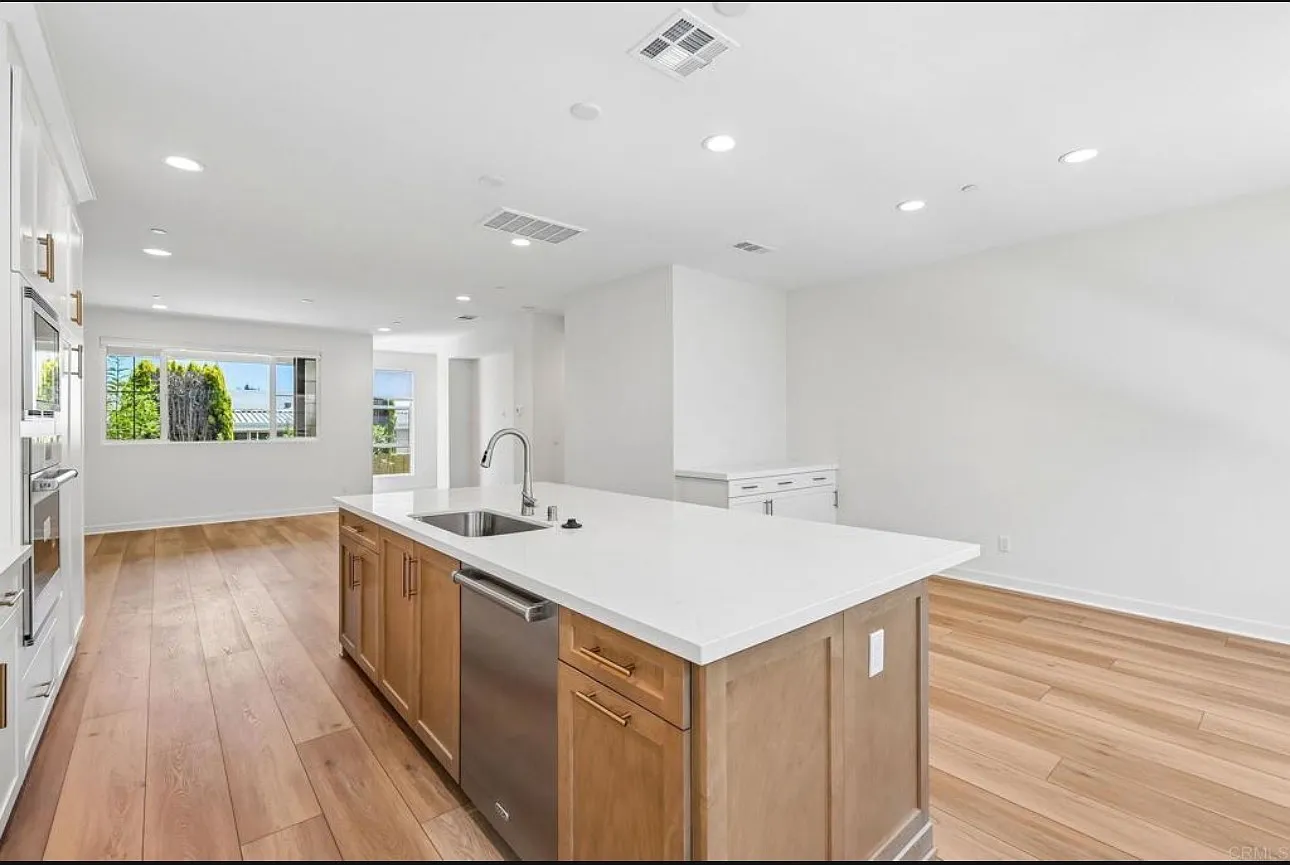 4 bed, 3.5 bath, 1994 sqft, $5,950 — Photo 3