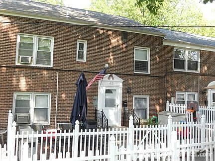 Fenced in Yard : Shed and BBQ included in sale