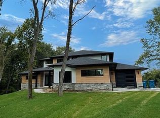 600 W 6th Street Ct, Coal Valley, IL 61240