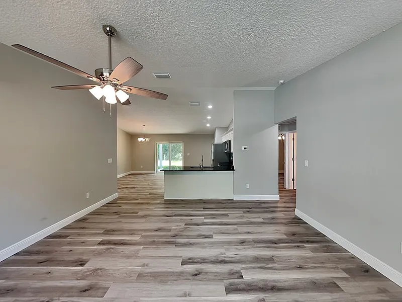 3 bed, 2.0 bath, 1405 sqft, $1,595 — Photo 4