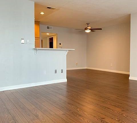 4th image of 18427 Vincennes St Unit 21