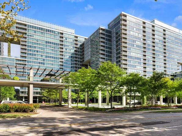 9715 Woods Dr, Skokie, IL