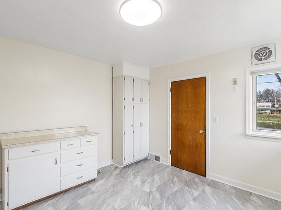 5th image of 809 W Edgewater Street