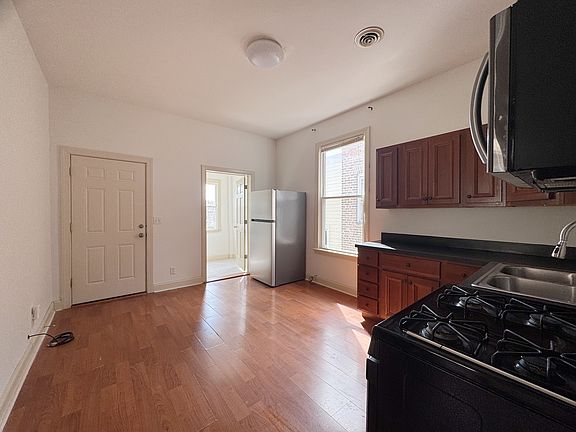 4th image of 2337 N Hamlin Ave #2