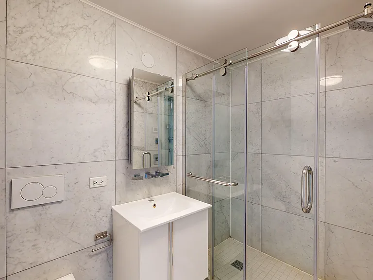 237 E 34th St #806 — Photo 15