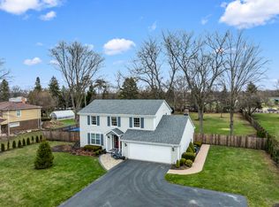 23401 N Apple Hill Ln, Prairie View, IL 60069