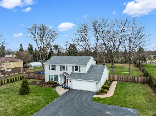 23401 N Apple Hill Ln, Prairie View, IL 60069