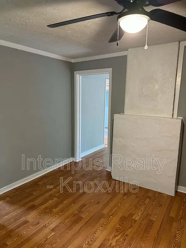 3 bed, 1.0 bath, 1144 sqft, $1,500 — Photo 2