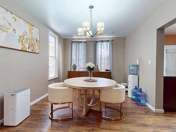 4th image of 2311 W Chestnut Ave