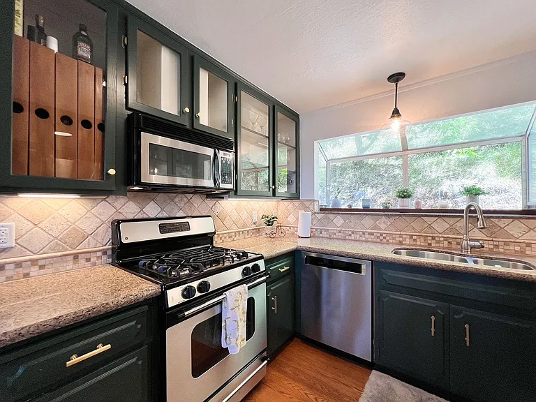 542 E Spring St — Photo 15