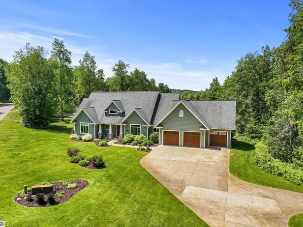 300 Lakewood Dr, Cadillac, MI 49601
