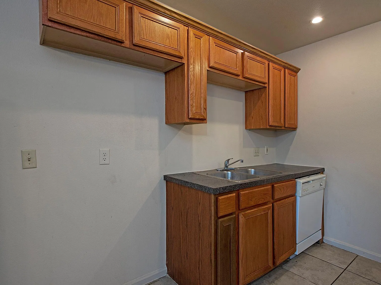 1 bed, 1.0 bath, 10800 sqft, $900 — Photo 4