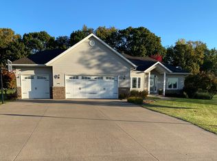 2619 Country Rdg, Muscatine, IA 52761