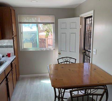 5th image of 2665 Newton Ave