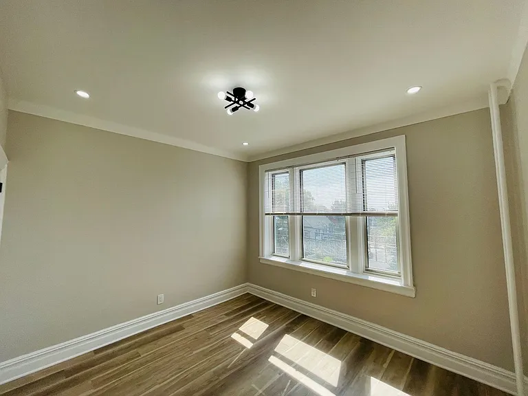Stunning Building 1bed/ 1bath unit available. — Photo 13