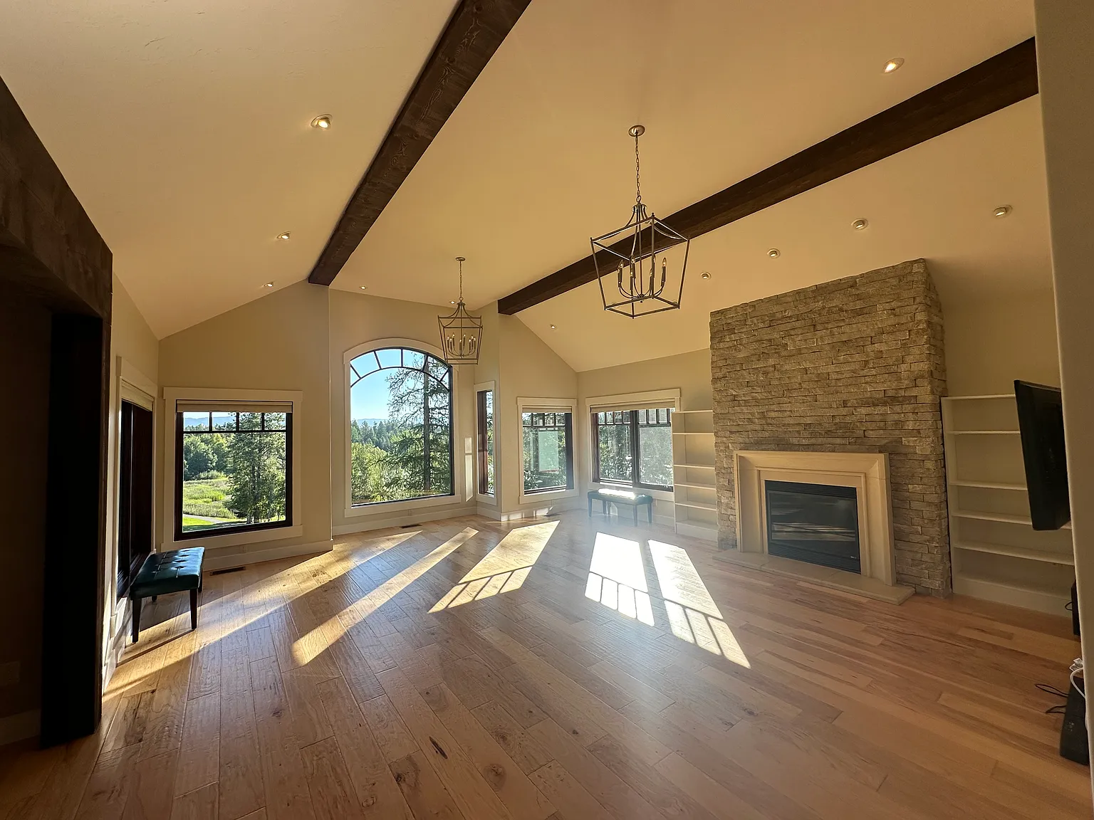 Gorgeous Custom Modern Mountain Home located in Grouse Mountain Estates — Photo 3
