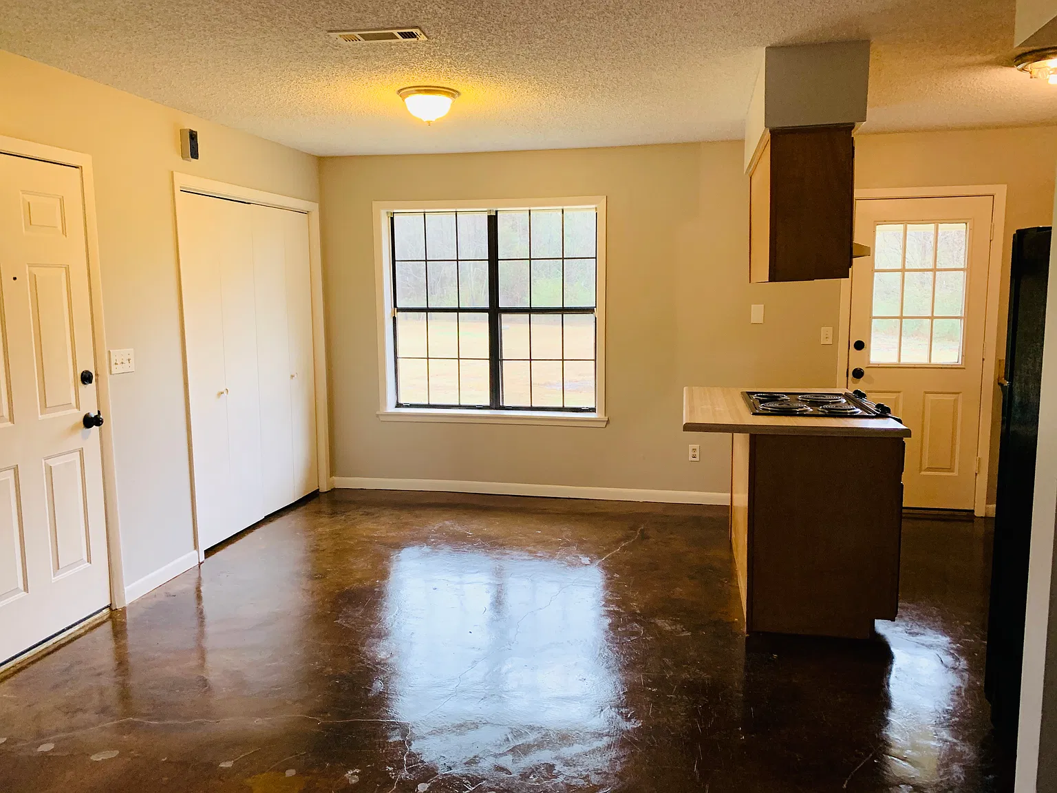 3 bed, 1200 sqft, $1,650 — Photo 3