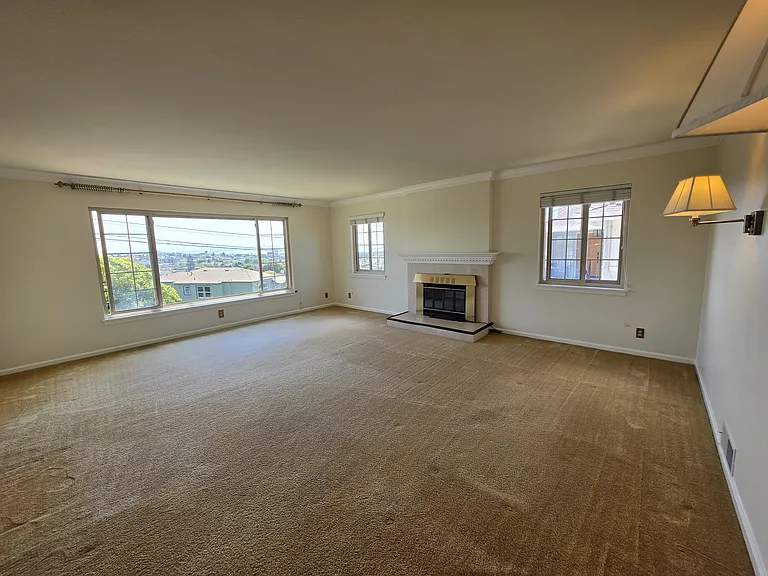 1744 Wesley Ave — Photo 4