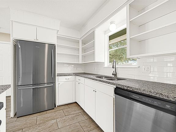 2nd image of 1609 Heights Dr
