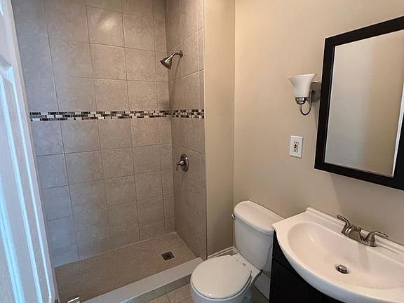 5th image of 15 Bloomfield Ave Floor 1
