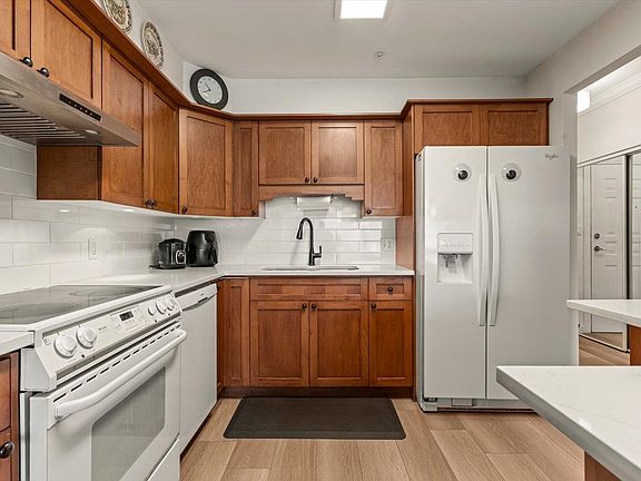 3rd image of 3190 Gladwin Rd #102