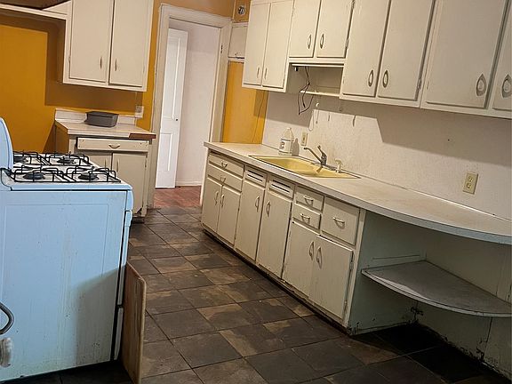 4th image of 3691 S Court St