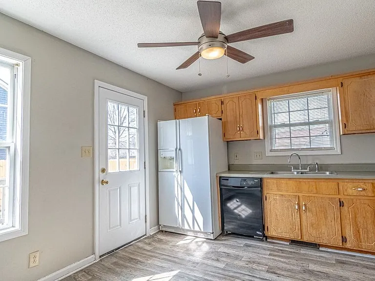 1805 Harbor Dr — Photo 2