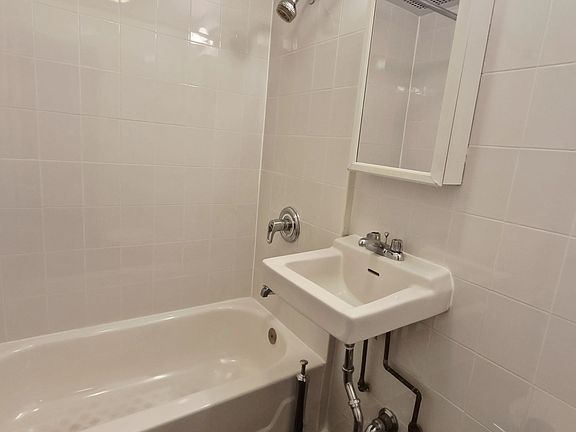 4th image of 300 W 106th St APT 2