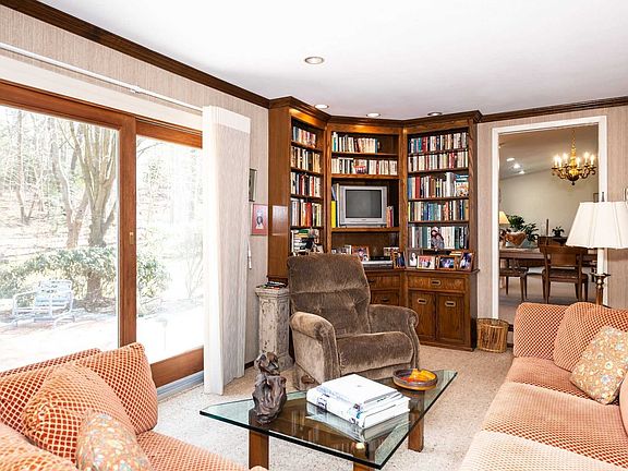 5th image of 8 Beltane Dr
