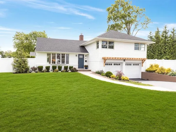 63 Secatogue Lane E, West Islip, NY 11795