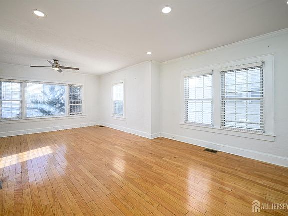 5th image of 154 Lower Main St