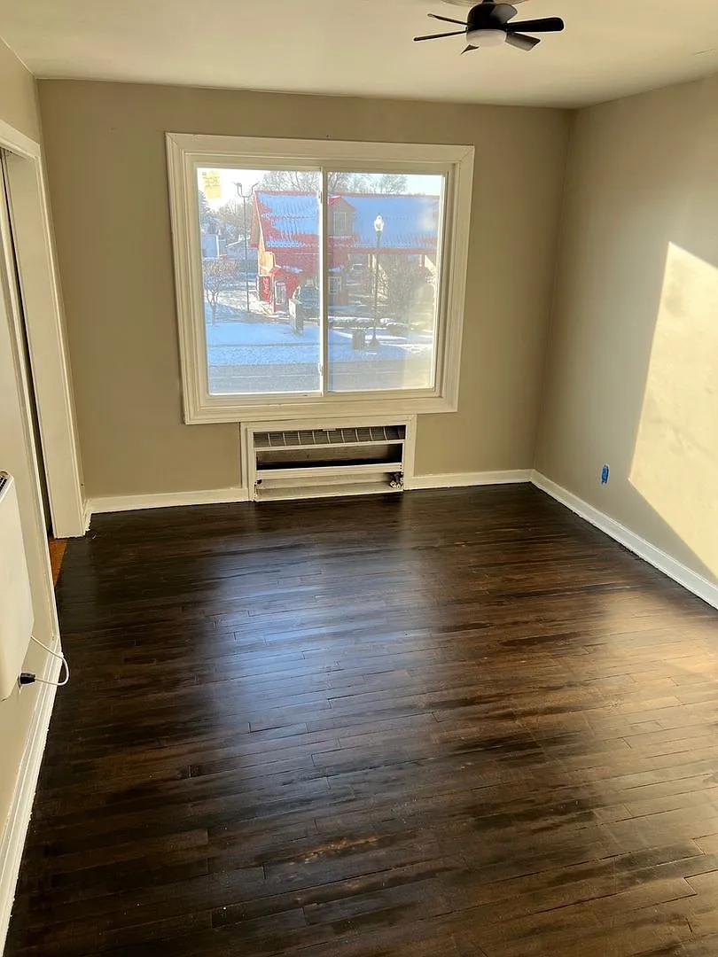 Cozy 2BR 2nd Floor Apartment in Warren — Photo 1