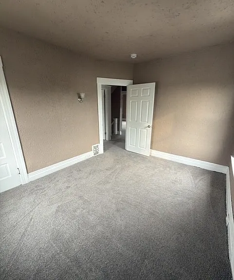 553 Owen St — Photo 19